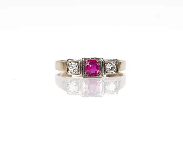 An Art Deco ruby and diamond ring of 14k gold and platinum. Size 60. Circa 1920s.