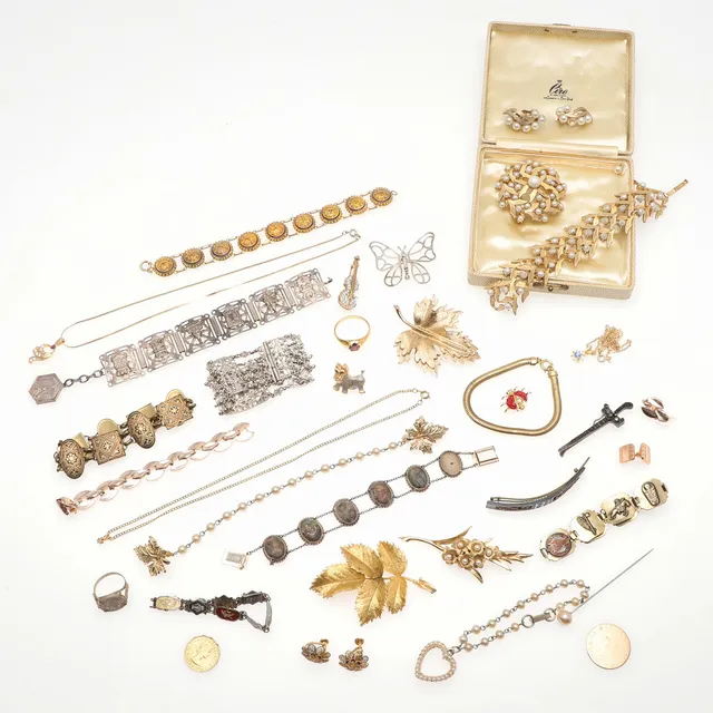 SILVER ITEMS OF JEWELLERY AND COSTUME JEWELLERY.