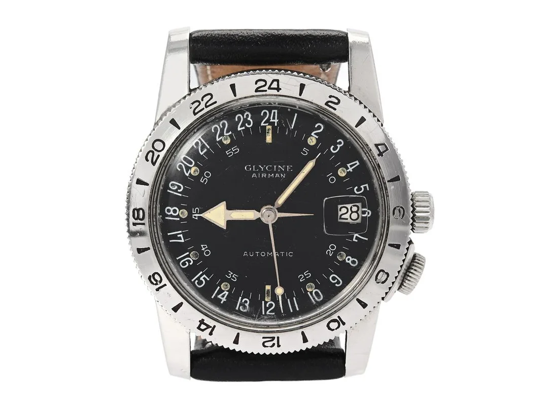 GLYCINE, Airman (-T- Swiss -T-), Cal AS 1700/01, Serie nr. 723592, herrur, 36 mm, stål, automatisk, plexiglas, datum, 24h-visning, skadad urtavla, läderband, ca 1965. — Klockor/Glycine — Kaplans
