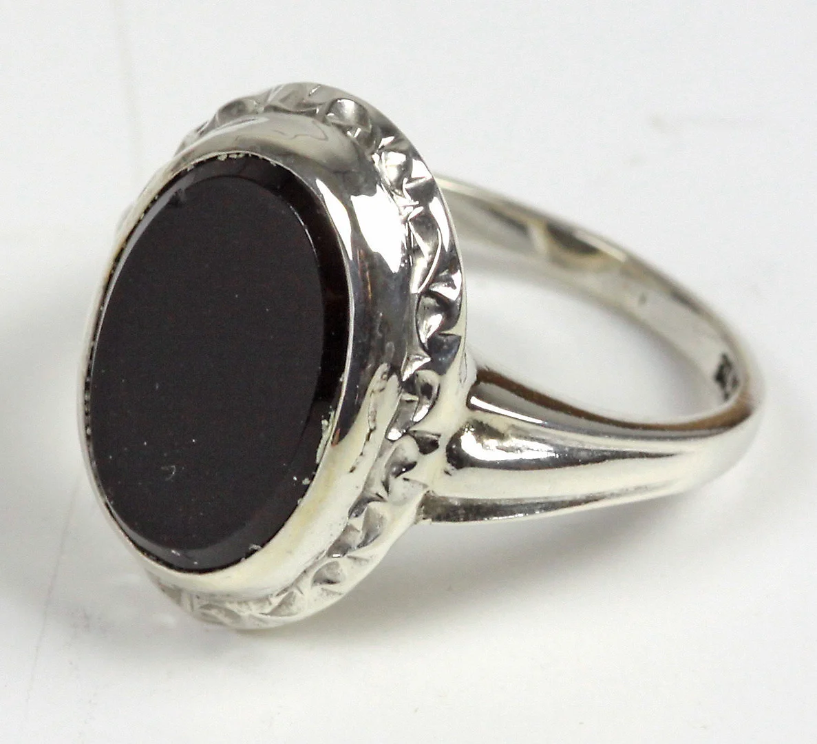 RING MIT ONYX, SILBER 835, UM 1930. — Rings — Auktionshaus Bossard