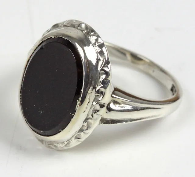RING MIT ONYX, SILBER 835, UM 1930.