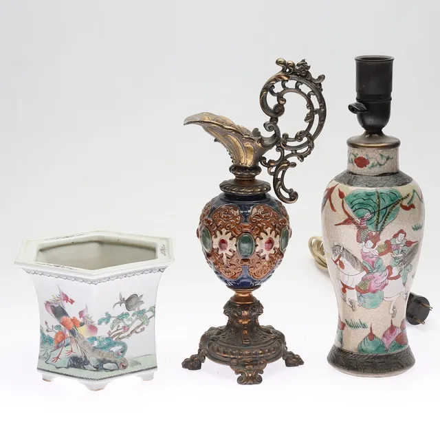 DIVERSE, 3 del, BORDSLAMPA, HÄNKELKANNA samt YTTERFODER, 1900-tal.