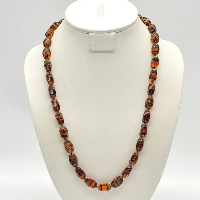 MURANO GLAS COLLIER, BERNSTEINFARE MIT SCHWARZEN STREIFEN, STUDIOGLAS, VERGOLDETER VERSCHLUSS, 20. JAHRHUNDERT.