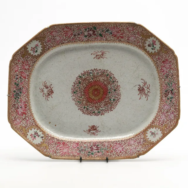 STEKFAT, porslin, famille rose. Kina, Qingdynastin (1644-1911). Omkring 1800.