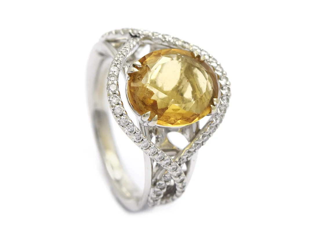 RING, 18K vitguld, ovalslipad citrin ca 2,27 ct, 66 briljantslipade diamanter ca 0,39 ctv, ca TW(G)/VS, stl 16,75 mm, vikt 6,5 g, citrin skadad samt lös i fattningen — Smycken/Ring — Kaplans