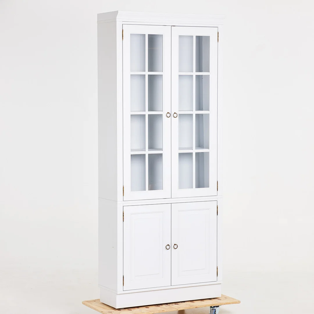VITRINSKÅP, "Stockholm", vitlaserad stomme, glasade pardörrar, bakomliggande hyllplan, Englesson samtida. — Cupboards, Cabinets & Shelves — Stockholms Auktionsverk Sickla