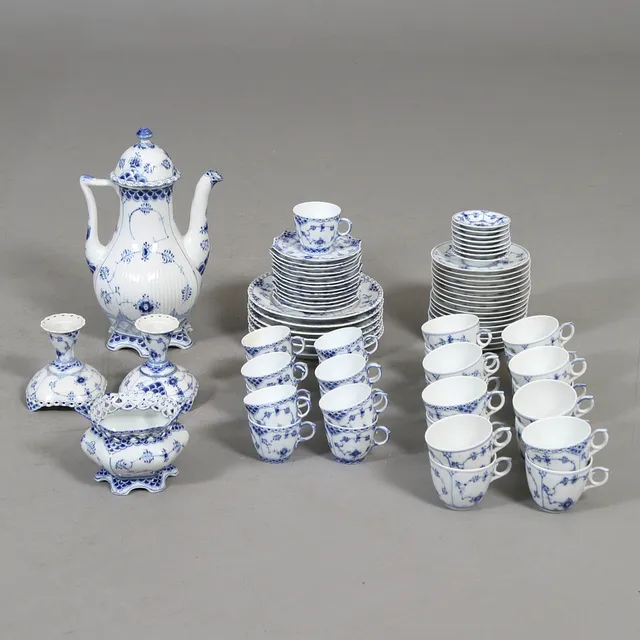 SERVISDELAR, 71 delar, musselmalet, Royal Copenhagen, Danmark.