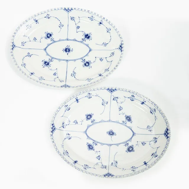 Royal Copenhagen, Uppläggningsfat, 2 st, "Musselmalet Helblonde", Danmark, 1900-tal.