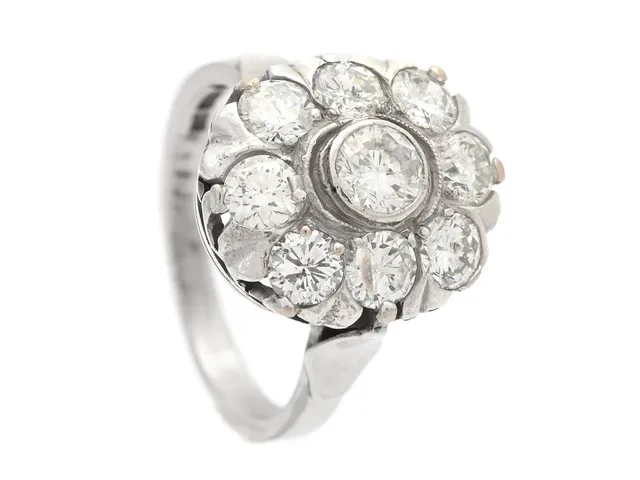 CARMOSÉRING, 18K vitguld, 9 briljantslipade diamanter 2,08 ct, ca TW-W/P1, Stockholm 1966, stl 17 mm, vikt 5 g, mittstenen med skada på kronan och inneslutning som når ytan.
