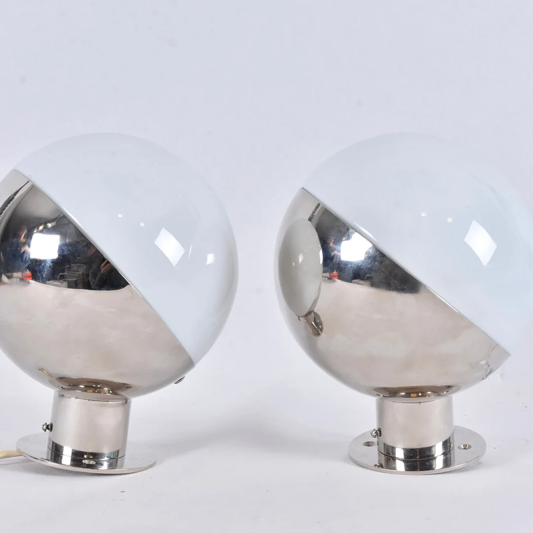 WILHELM LAURITZEN. Vägglampor, ett par, "Mod 10630", Louis Poulsen, Danmark. — Wall Lights — Halmstads Auktionskammare