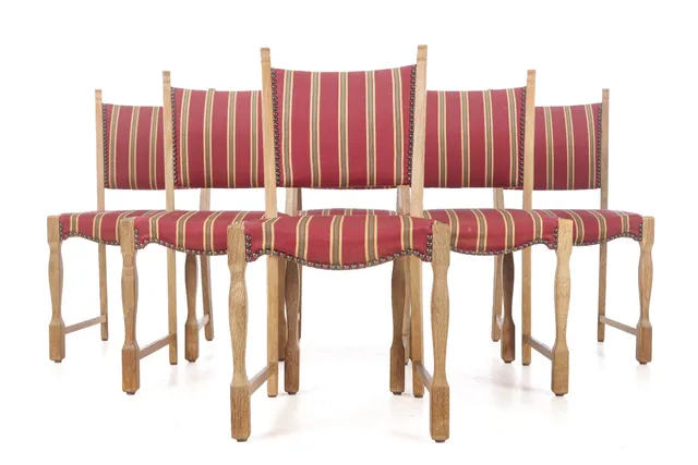 Danish furniture manufacturer. Set of six chairs made of solid oak, upholstered in reddish striped upholstery fabric (6)