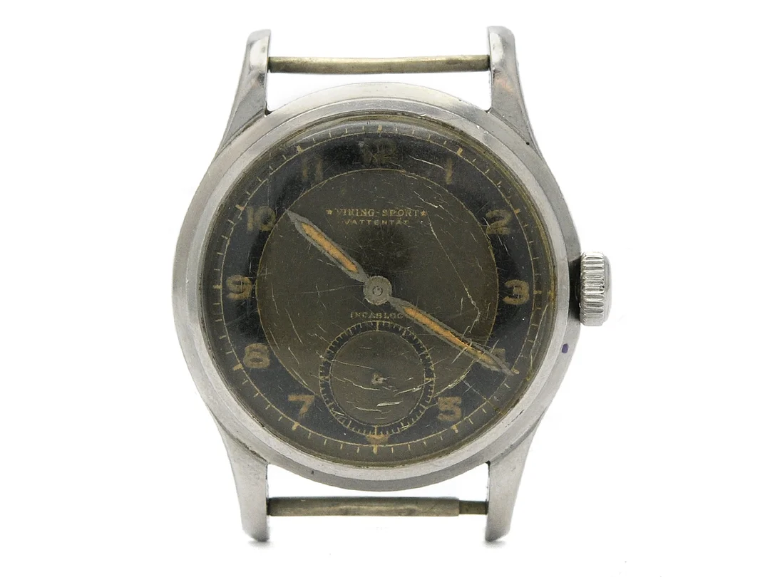 VIKING, Sport, herrur, 33 mm, Cal 677, Boett nr. 8409 / 2093891, stål (Sandviken), manuell, plexiglas (skadat), liten sekundvisare, skadad urtavla, ca 1955. — Klockor/Viking — Kaplans