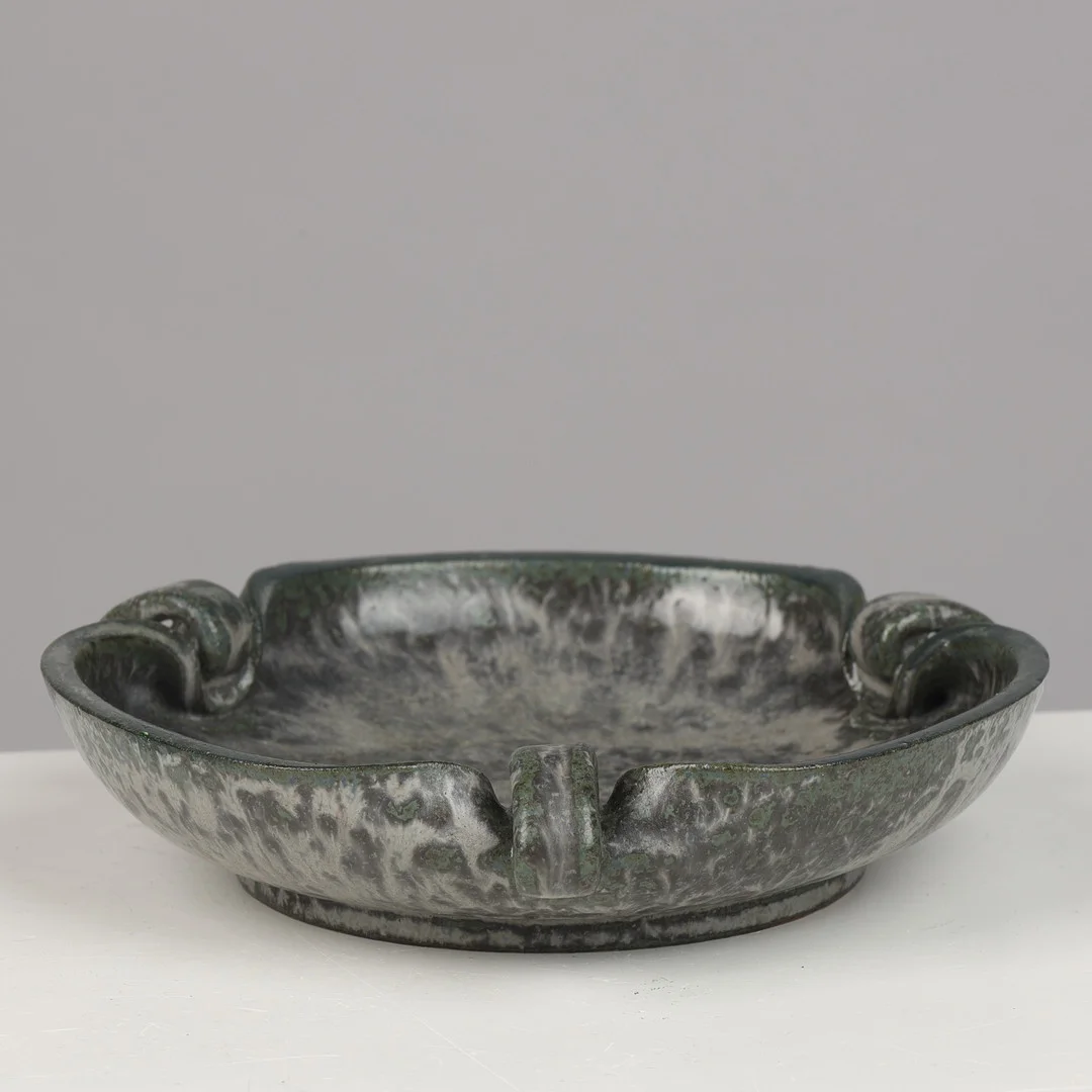 ARNE BANG. Ceramic dish glazed in grey, blue and green shades, own workshop, Denmark, mid 20th century. — European — Palsgaard Kunstauktioner