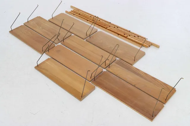 Wall-hung oak shelving system, 1970s (16)