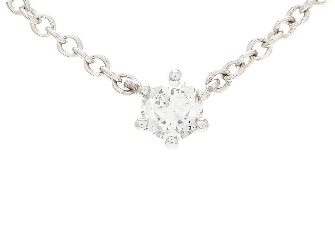 ENSTENSCOLLIER, 18K vitguld, briljantslipad diamant ca 0,08 ct, ca W/VS, längd 42/45 cm, vikt 1,8 g. — Smycken/Collier — Kaplans