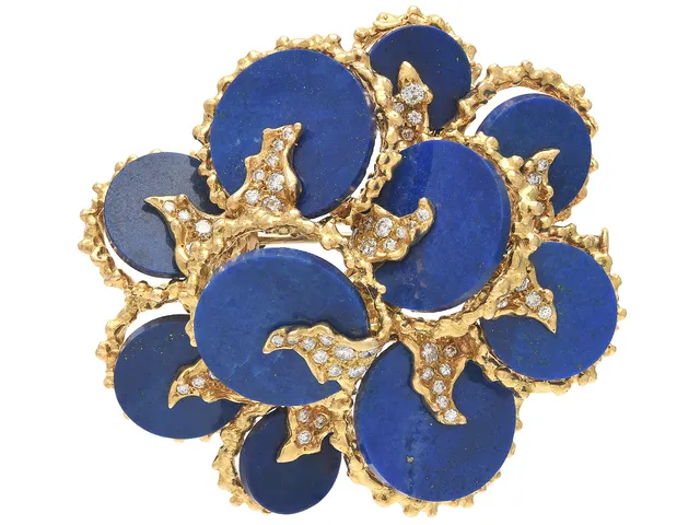 BROSCH, 18K guld, lapis lazuli, briljantslipade diamanter ca 0,75 ctv, ca TW/VVS, 5,5x5 cm, vikt 37,7 g.