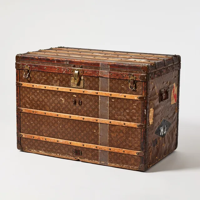 LOUIS VUITTON. Koffert, "Malle Haute Trunk", 1920/30-tal, logomönstrad, med trälister och detaljer i skinn, beslag i mässing, plåtskodda kanter.