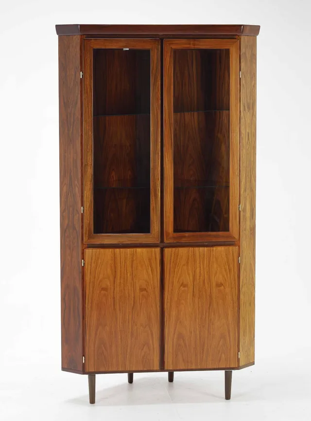 Skovby Møbler: Corner cabinet of rosewood, approx. 1970