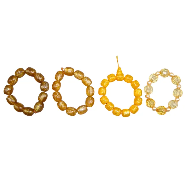 KONVOLUT ARMBÄNDER MIT GELBEN UND BERNSTEINFARBENEN PERLEN, 4-TEILIG, MODESCHMUCK.