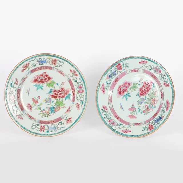 A PAIR OF CHINESE PORCELAIN FAMILLE ROSE PLATES, QING DYNASTY (2).