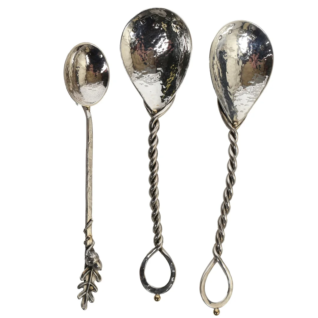 A PAIR OF ELIZABETH II SILVER PRESERVE SPOONS AND A SIMILAR TEASPOON (3). — Silver — Bishop & Miller