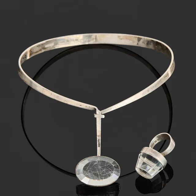 GERT THYSELL. Collier och ring, silver med rutilkvarts samt bergkristall, signerad, Gussi, Malmö, 1966 resp. 1967.