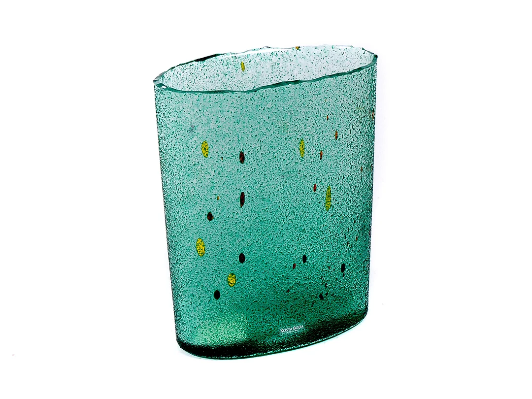 VAS, grön, kosta boda. Signerad Bertil Vallién, 49607, art collection. Höjd 21 cm. — Glas/Konstglas — Kaplans
