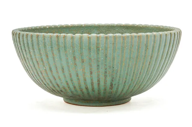 Arne Bang: A circular stoneware bowl incised with vertical grooves in relief. H. 8.5 cm. Diam. 19.5 cm.
