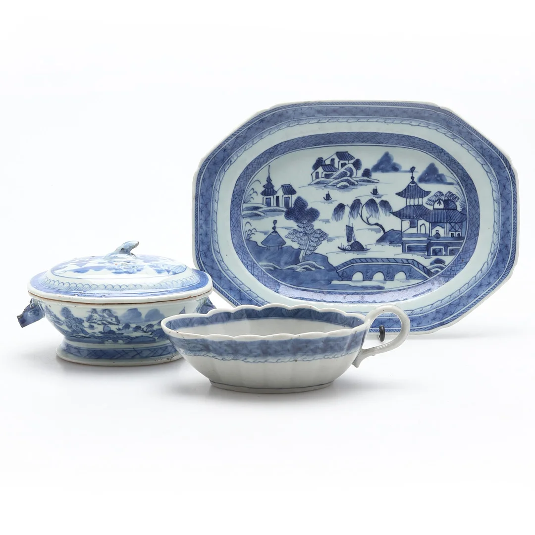 STEKFAT OCH SMÖRTERRIN OCH SÅSNIPA, 3 st, porslin, Kina Jiaqing (1796-1820). — Ceramics & Porcelain — Crafoord Auktioner Malmö