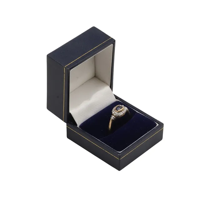 A SAPPHIRE AND DIAMOND CLUSTER RING.