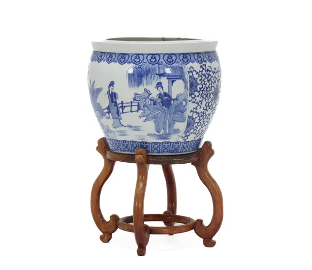 Chinese porcelain basin, decorated in bleu sur blanc. Second half of the 19th century.