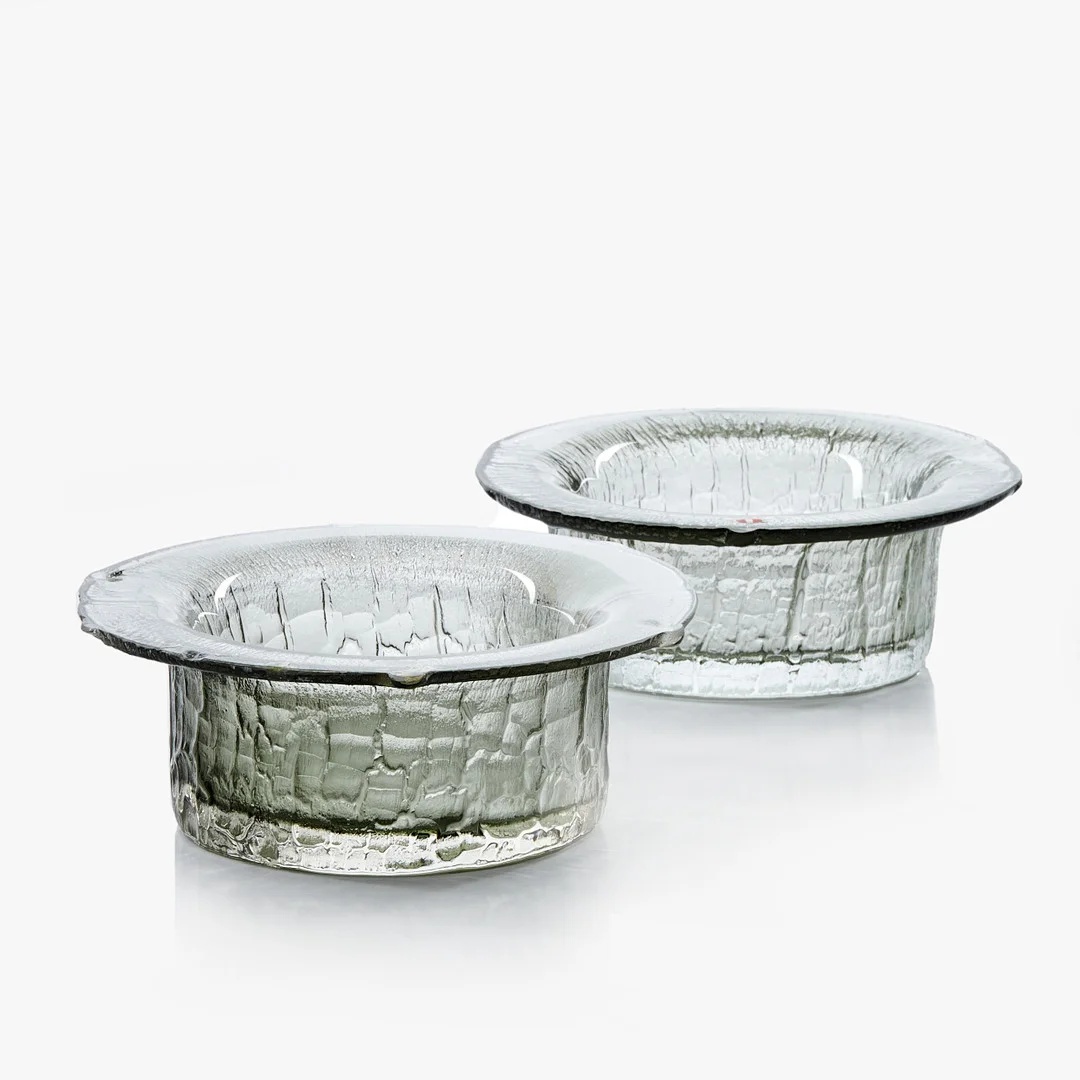 TIMO SARPANEVA. Skålar, ett par, "Finlandia", Iittala, Finland 1960-tal, modell "3357", röktonad glasmassa. — Art glass — Crafoord Auktioner Stockholm