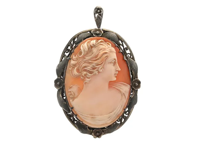 BROSCH, silver, delvis förgyllt, camé, höjd 49 mm, vikt 17,5 g.
