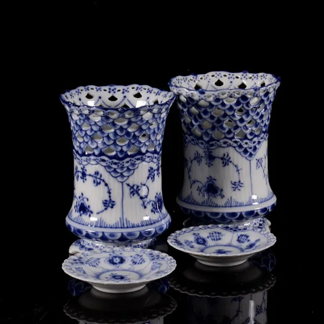 VASER SAMT FAT, 4 delar, porslin, "Musselmalet", helblond, Royal Copenhagen, Danmark.