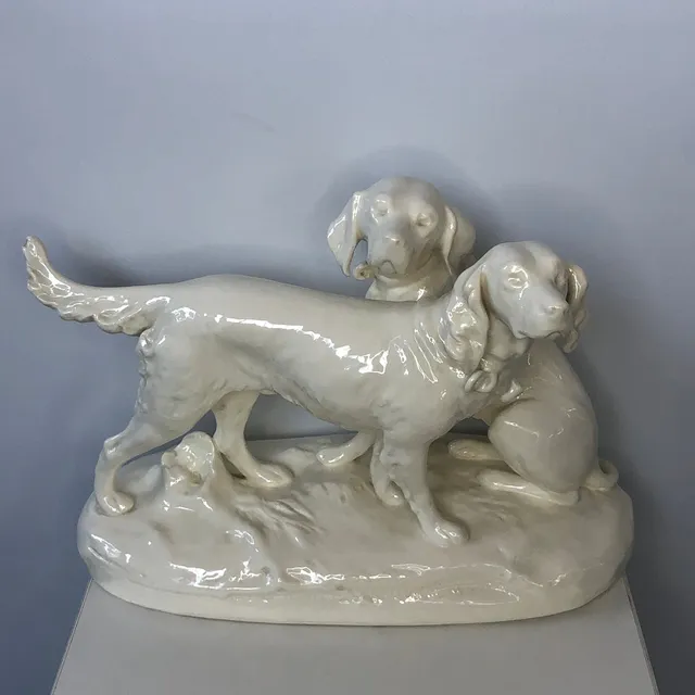 ANTIKE PORZELLANFIGUR JAGDHUNDE - ROYAL DUX 10521 - TSCHECHOSLOWAKEI CA.1920.