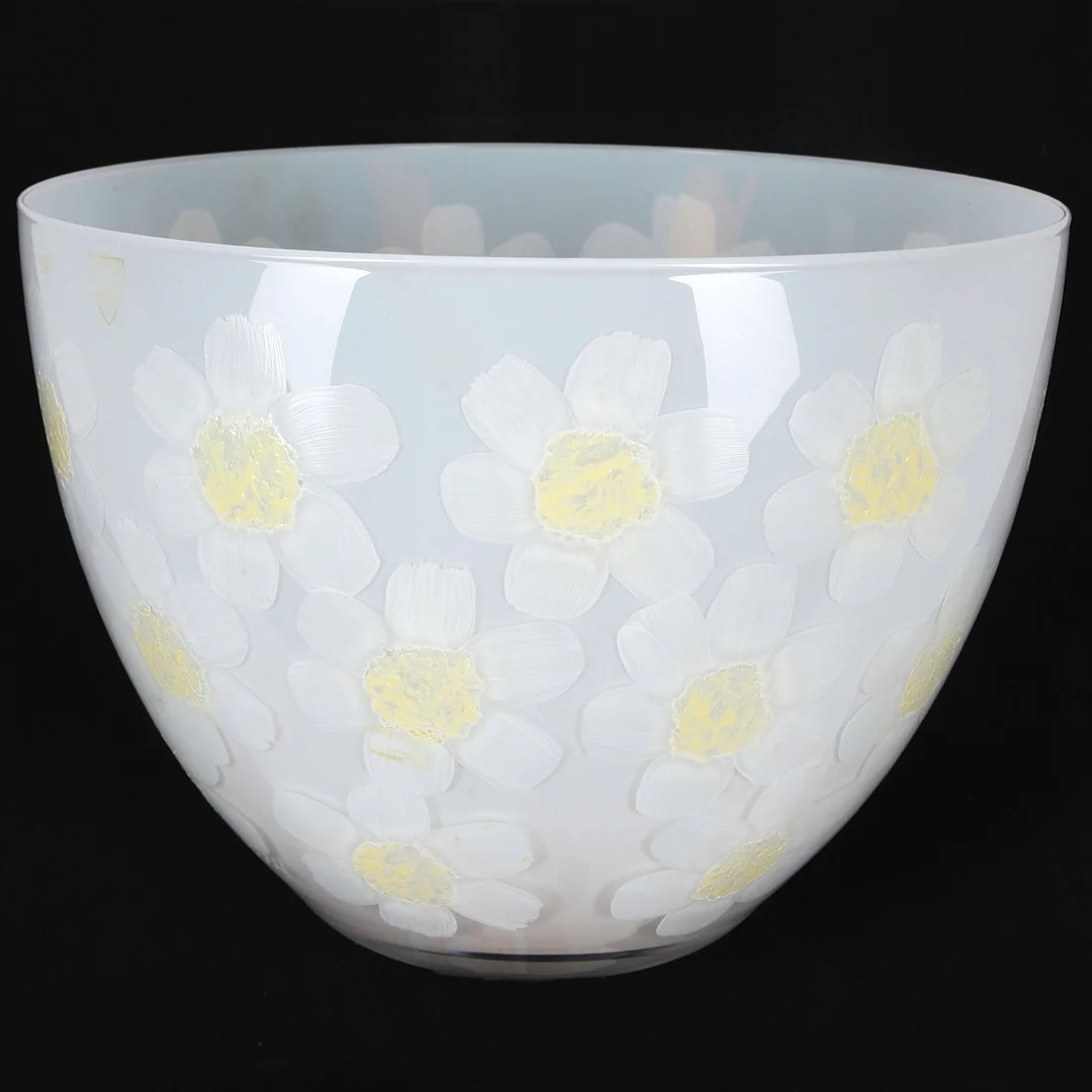 HELEN KRANTZ. Skål, glas, handmålad blomdekor, signerad, etikettmärkt, Orrefors. — Art glass — Ekenbergs Auktioner