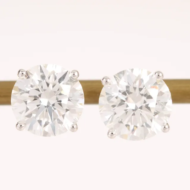 A pair of 14 kt. white gold solitaire earrings with approx. 4.17 ct. lab-created diamonds (2)