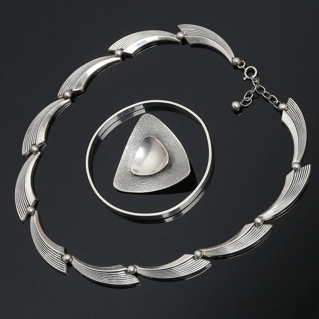 SMYCKEN, 3 delar, silver, collier/armring/brosch, olika mästare, 1950/1960-tal. — Objet de vertu & Miscellaneous — Auktionshuset Kolonn
