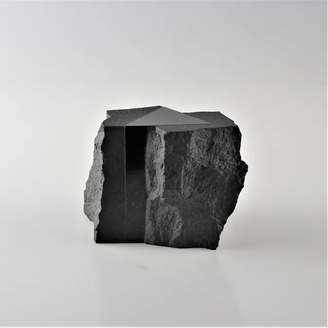 TAKASHI NARAHA. Skulptur, polerad och huggen svart diabas, signerad och numrerad 84-4-23.