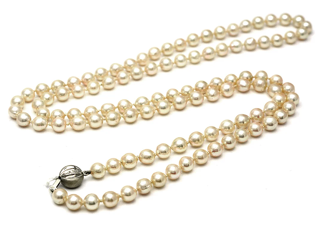 Pärlcollier 84cm, lås 18K vitguld (skadat), odlade saltvattenspärlor 6-6,4mm — Smycken/Pärlcollier — Kaplans