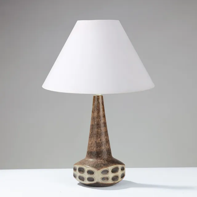 MARIANNE STARCK (1931-2007). Bordlampe af brunglaseret stentøj med ovale relieffer, modelnr. 6208, Michael Andersen & Søn, Bornholm, Danmark, 1950/60'erne.