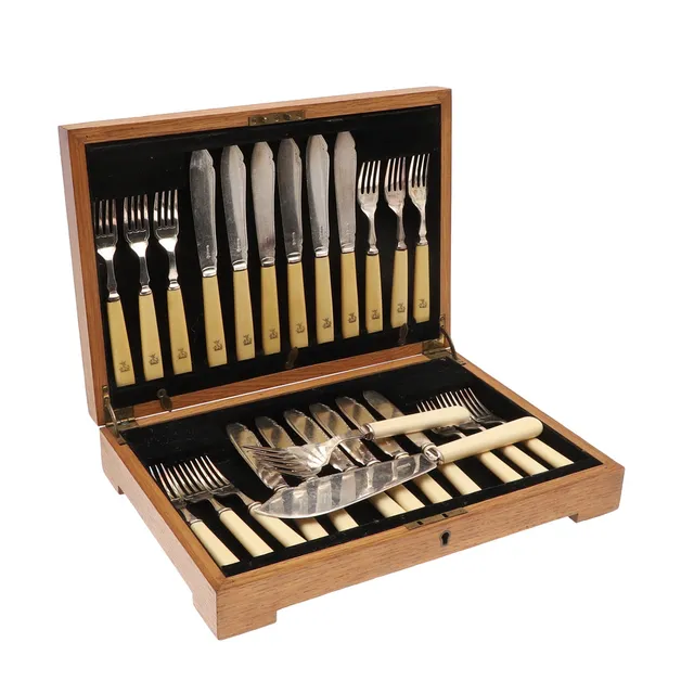 A CASED MATCHED TWELVE PLACE CANTEEN OF CUTLERY.