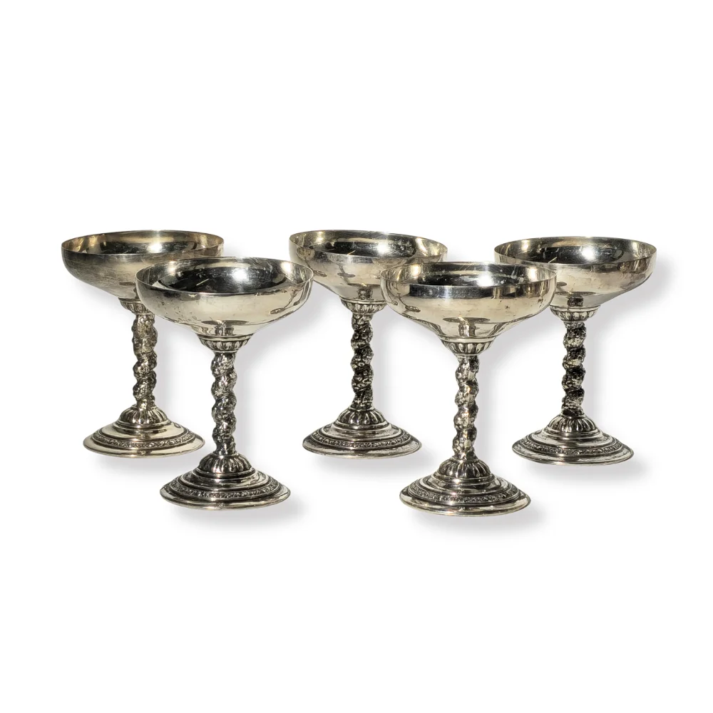 SEIS COPAS DE CHAMPAGNE EN PLATA PUNZONADA CON FUSTE A MODO DE COLUMNA SALOMÓNICA. — Silver — Barcelona Auctions