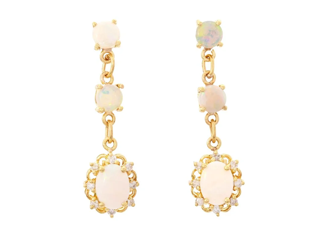 ÖRHÄNGEN, 18K guld, opaler, briljantslipade diamanter ca 0,24 ctv, ca W-Ca/P1-P3, höjd 35 mm, vikt 5,3 g, diamanter med nagg. — Smycken/Örhängen — Kaplans
