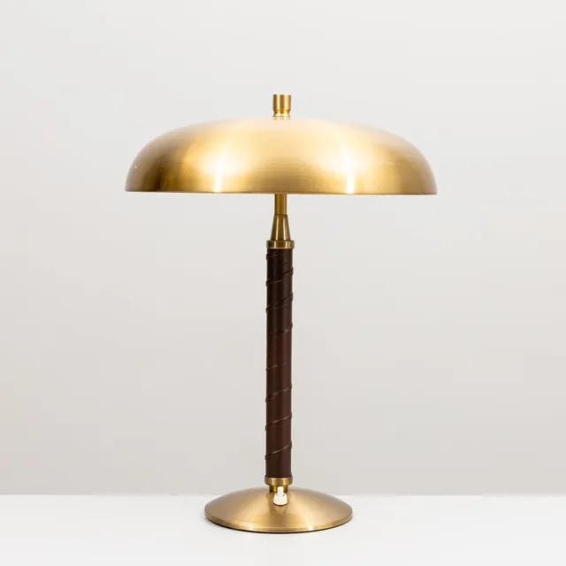 EINAR BÄCKSTRÖM. Bordslampa, modell 5013, mässing, läderklädd fot, 1940-tal.