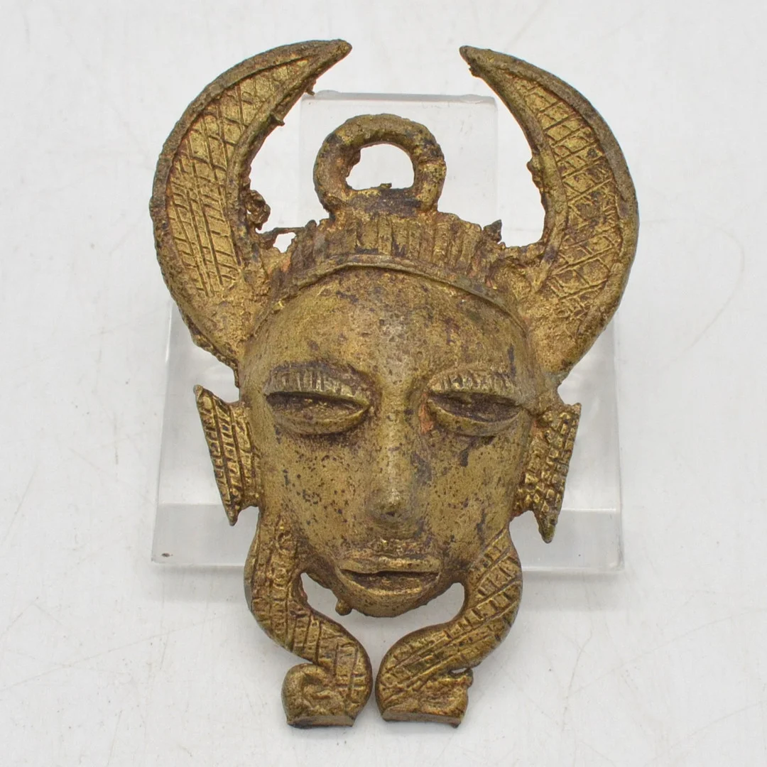 MESSING ANHÄNGER, AFRIKANISCHE MASKE, HANDGEMACHT, 20. JAHRHUNDERT, CA. 50 x 70 MM. — Sculptures & Bronzes — Kunst- und Auktionshaus Kleinhenz