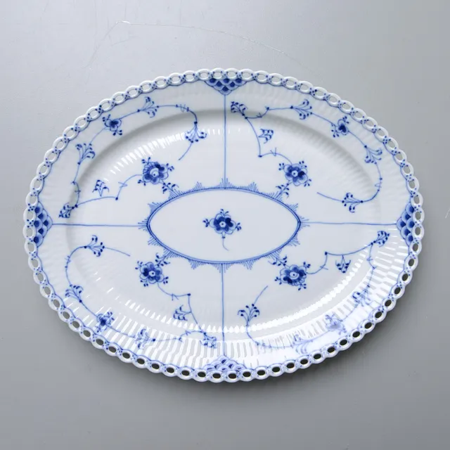 MUSSELMALET, uppläggningsfat, nr 1147, helblond, Royal Copenhagen, Danmark.
