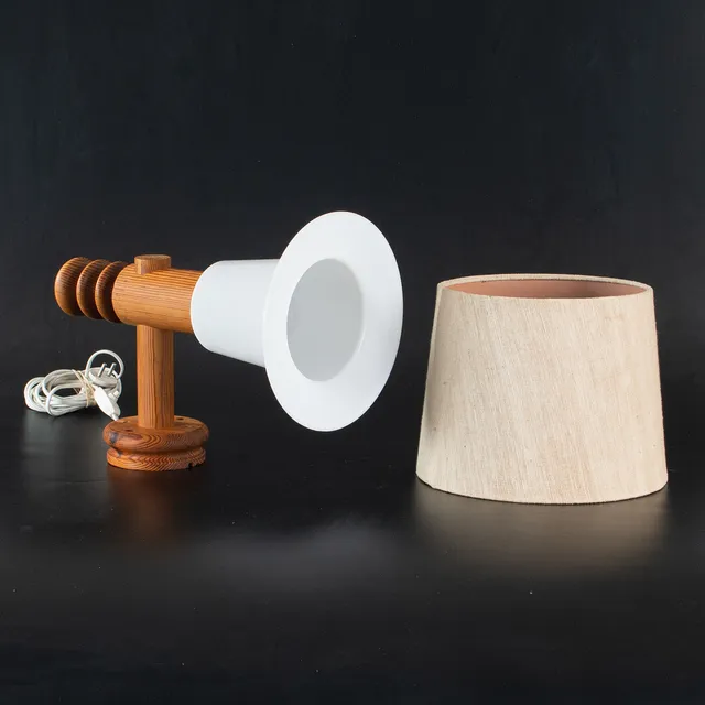 UNO KRISTIANSSON. Vägglampa, furu & plast, “Luxus”, 1970-tal.