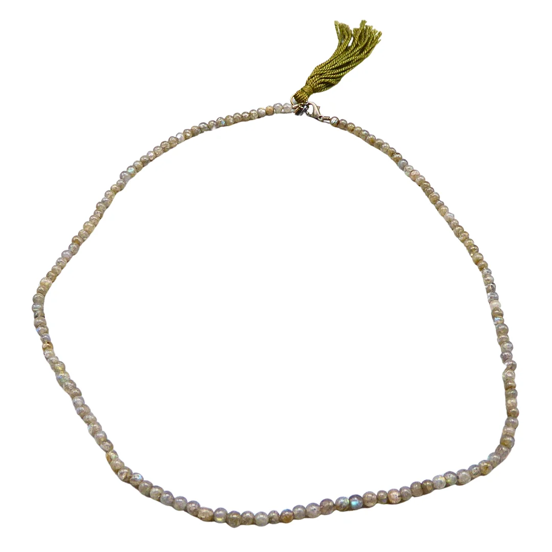 LABRADORIT-PERLENKETTE MIT TEXTILQUASTE. — Necklace — Auktionshaus Stuber's Hammerschlag