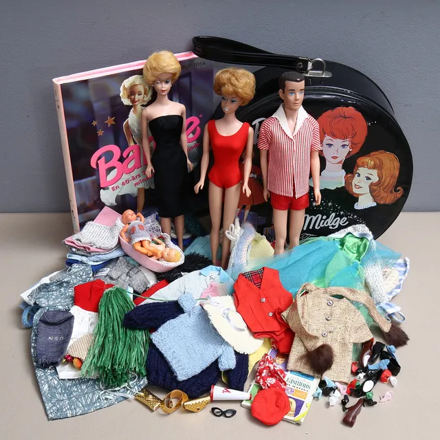 MATTEL INC, 3 dockor, "Barbie" samt "Ken", medföljer väska, kläder mestadels original, 1960-tal samt BOK "Barbie", Marco Tosa.